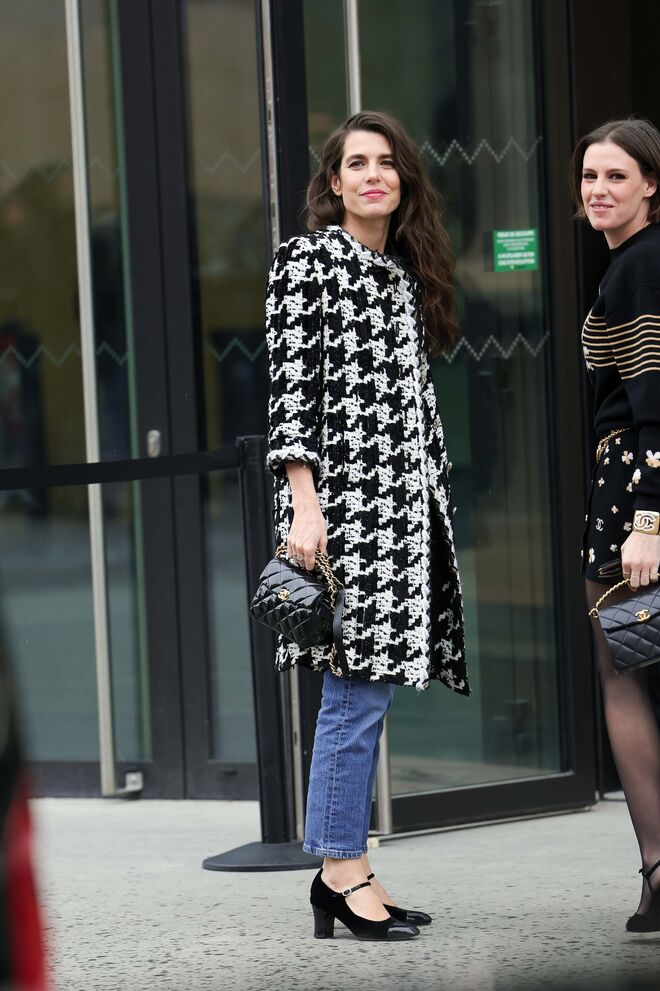 Charlotte Casiraghi assiste ao desfile da Chanel Haute Couture primavera/verão 2024, no âmbito da Semana da Moda de Paris, a 23 de janeiro de 2024, em Paris, França.
