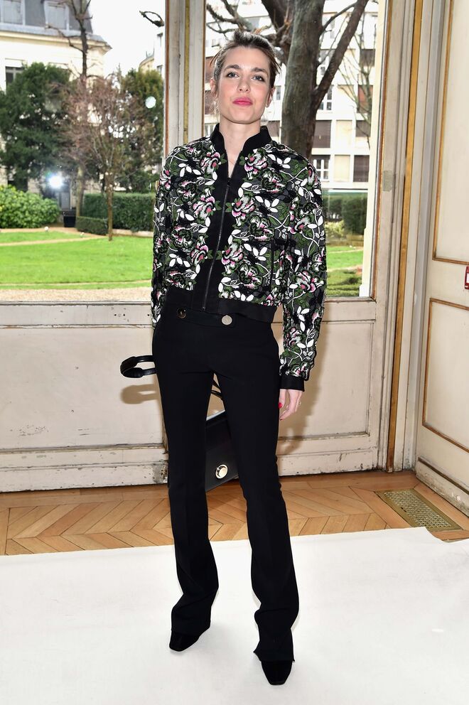 Charlotte Casiraghi assiste ao desfile de Giambattista Valli no âmbito da Semana da Moda Feminina de Paris outono/inverno 2017/2018, a 6 de março de 2017, em Paris, França.