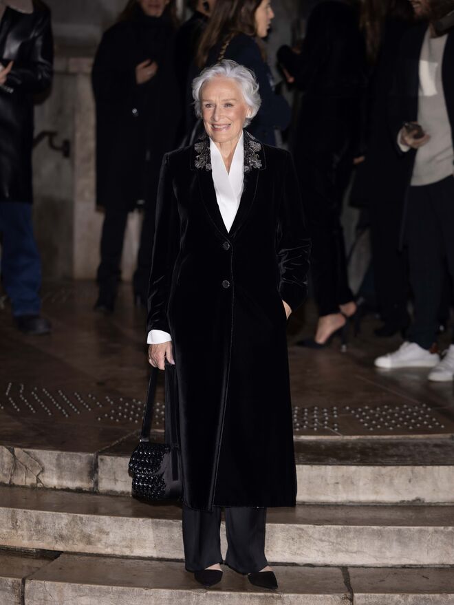 Glenn Close assiste ao desfile Giorgio Armani Privé Haute Couture primavera/verão 2024.