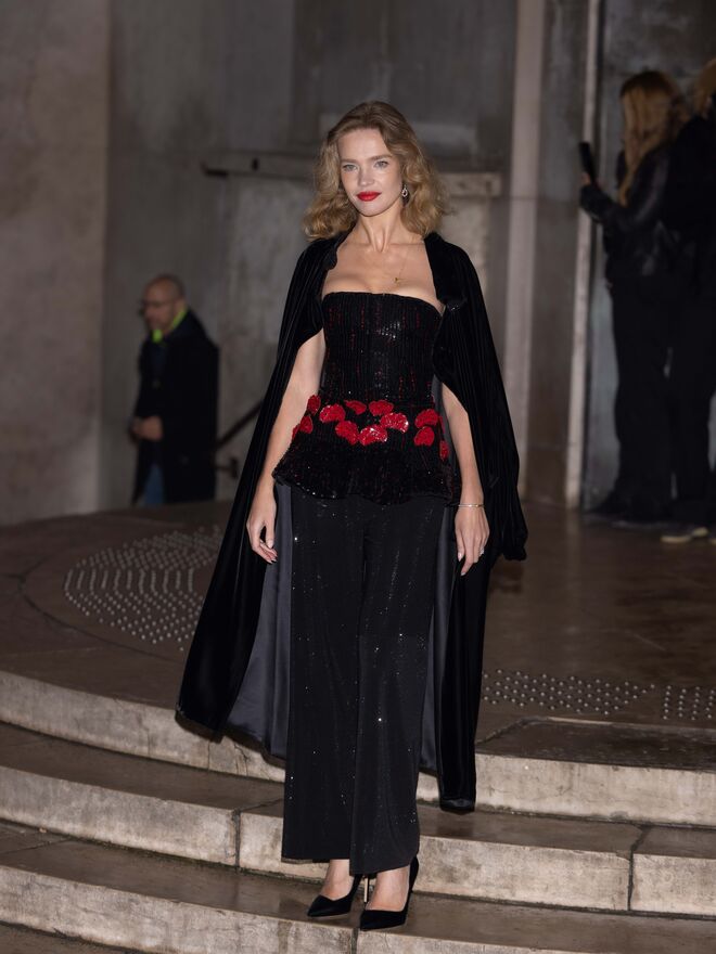 Natalia Vodianova marca presença no desfile Giorgio Armani Privé Haute Couture primavera/verão 2024.