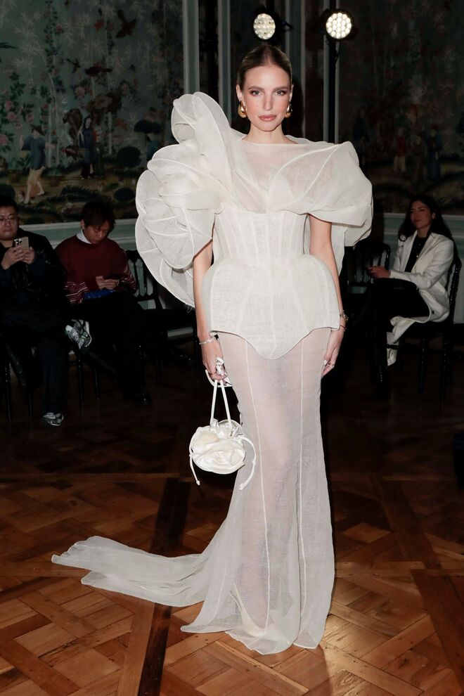 Leonie Hanne no desfile primavera/verão 2024 do Ashi Studio Haute Couture.