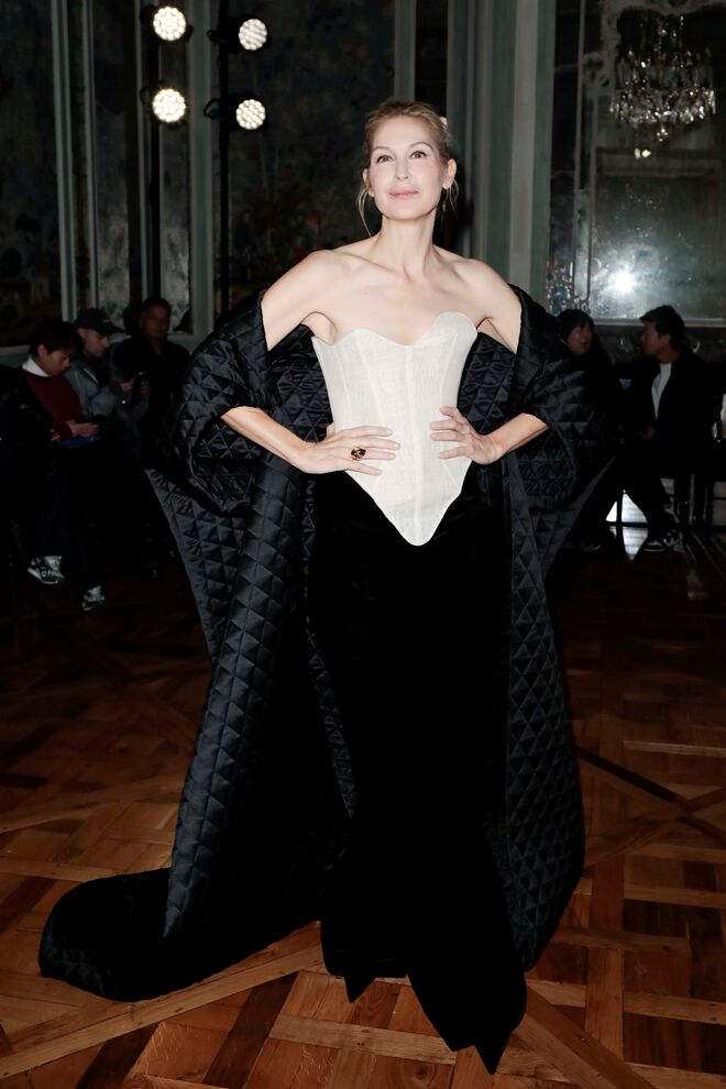 Kelly Rutherford no desfile primavera/verão 2024 do Ashi Studio Haute Couture.