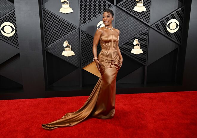 Victoria Monét em Versace.
