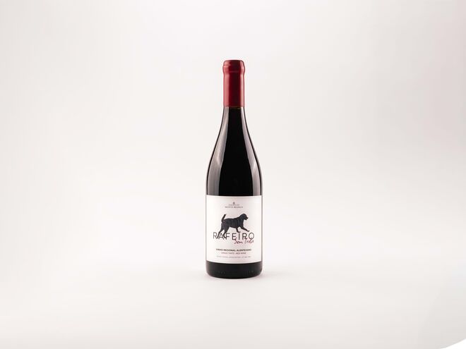 Vinho tinto Rafeiro sem Trela, €15, Herdade do Monte Branco.