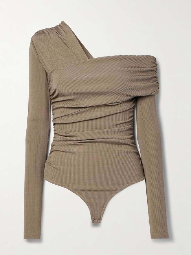 Body em malha de seda, €390, Goldsign em Netaporter.com.