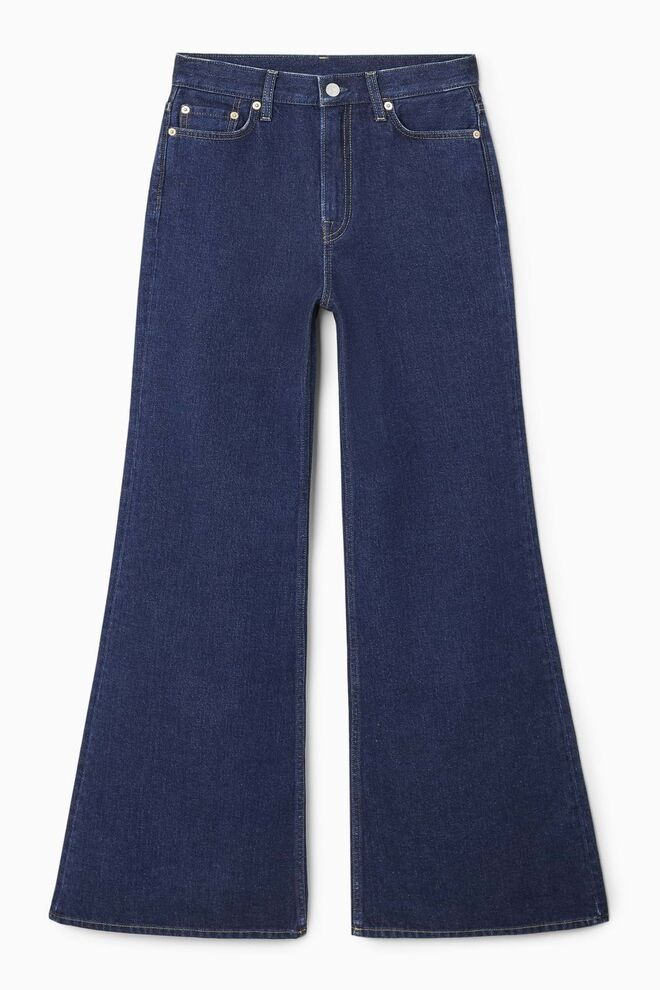 Calças em denim, €99, Cos.