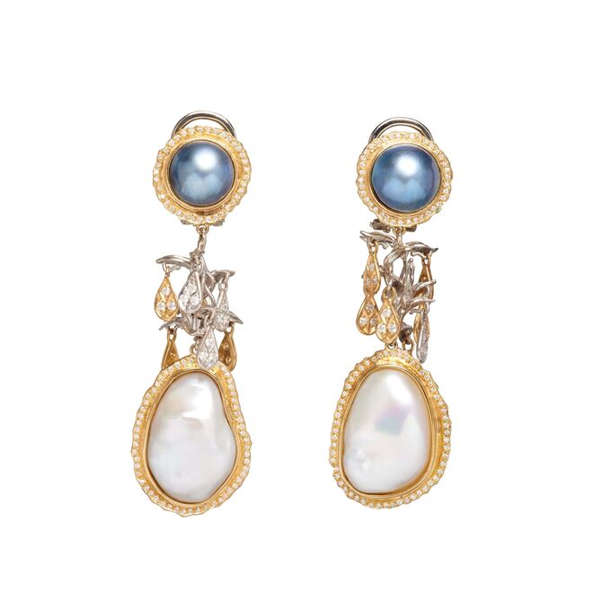 Brincos Pearl & Diamonds Skys, em ouro amarelo com diamantes e pérolas naturais brancas e pretas, €8.335, Maria João Bahia.