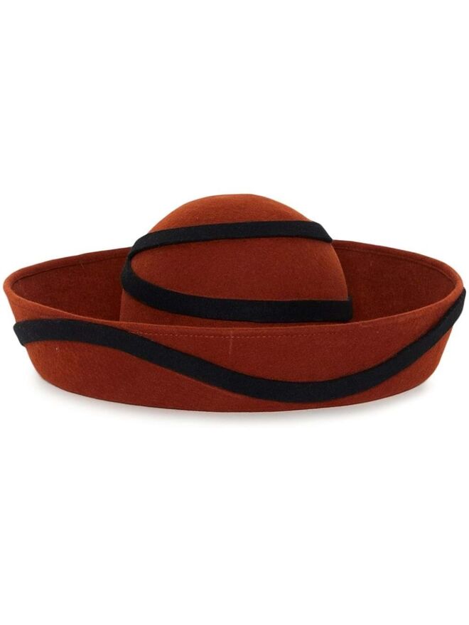 Chapéu em lã feltrada, €490, Destree em Farfetch.com.