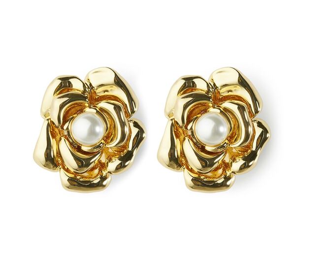 Brincos em latão com pérola, €15,99, Mango.