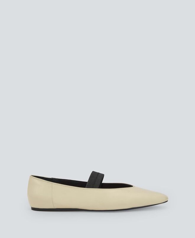 Sabrinas, €149, Adolfo Dominguez.