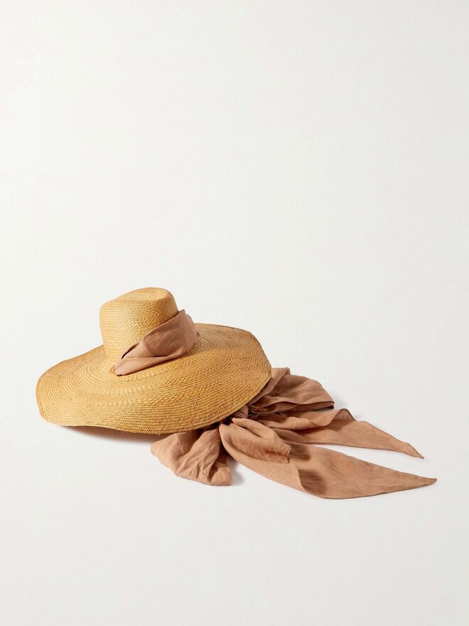 Chapéu em rafia e algodão, €450, Johanna Ortiz + Net Sustain em Netaporter.com.
