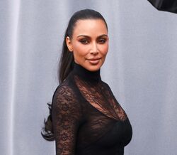 Kim Kardashian esquece-se de tirar a etiqueta do vestido?