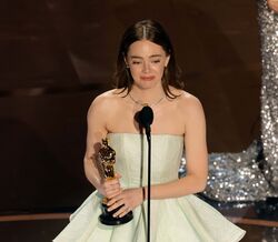 Lágrimas e um vestido rasgado. O emocionante discurso de Emma Stone