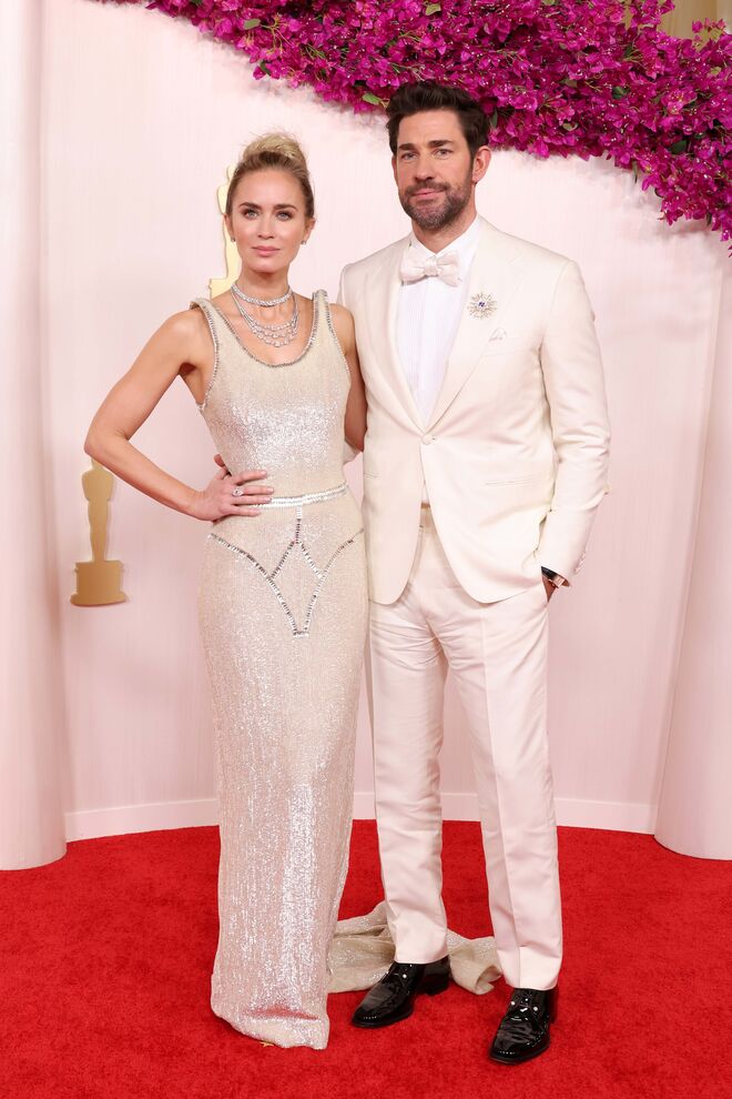 Emily Blunt em Schiaparelli and Tiffany & Co. e John Krasinski
