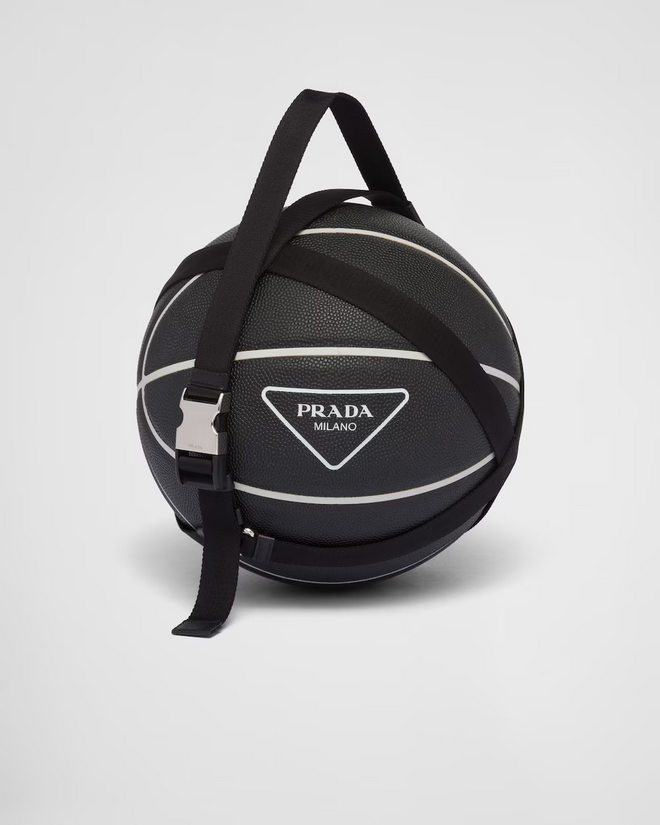 Bola de basquetebol, €690, Prada.