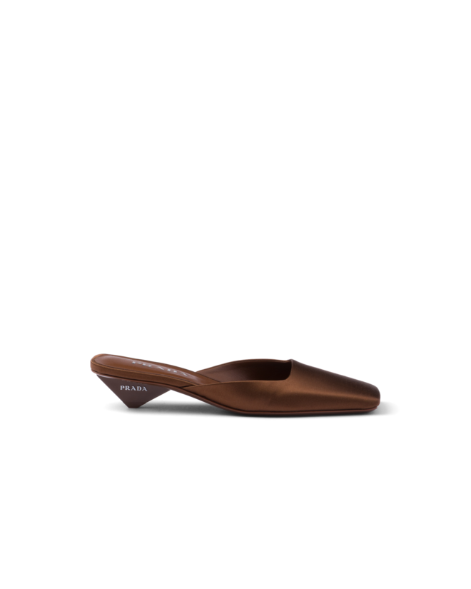 Mules em cetim, €890, Prada.