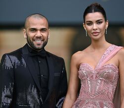 O que sabemos sobre Joana Sanz, mulher do jogador Dani Alves