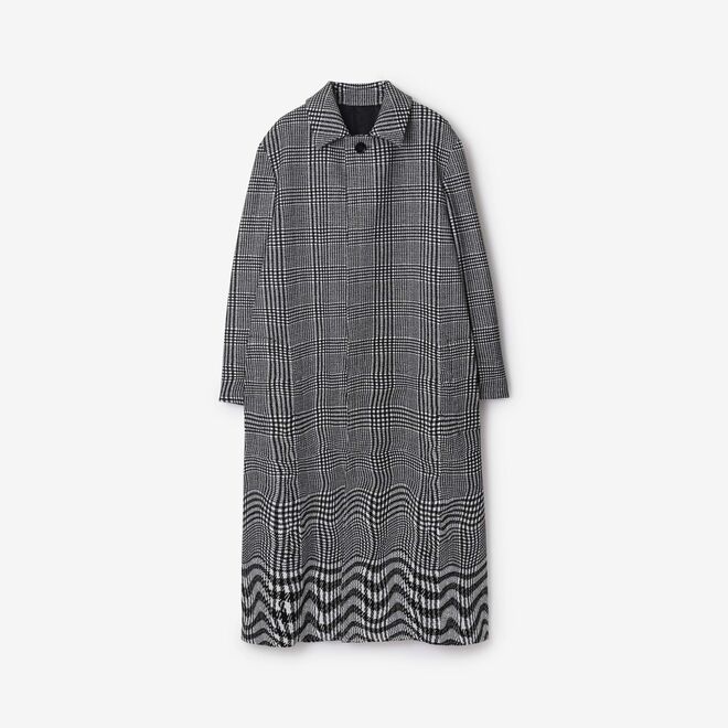 Casaco em lã, €3,050, Burberry.