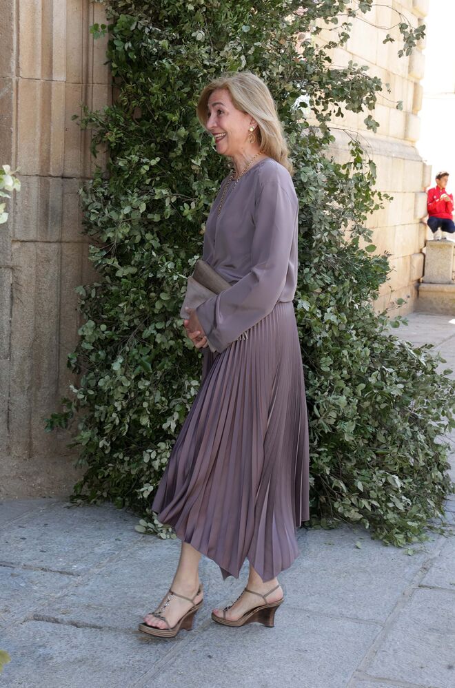 A Infanta Cristina de Borbon chega à Igreja de Santo Tomas Apostol em Orgaz para assistir ao casamento de José Maria Treviño e Paula Fernandez, a 6 de maio de 2023, em Toledo, Espanha.
