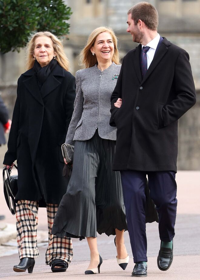Elena de Espanha (E), Cristina de Espanha (C) e o seu filho Juan Valentin Urdangarin chegam para assistir a uma cerimónia de ação de graças pela vida do Rei Constantino dos Helenos, na Capela de São Jorge, no Castelo de Windsor, em 27 de fevereiro de 2024.