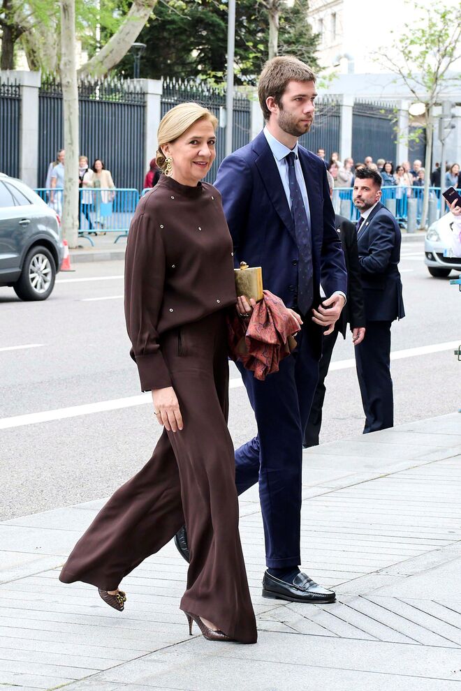 A Infanta e Juan Valentín Urdangarin y Borbón no casamento de José Luis Martínez Almeida e Teresa Urquijo na igreja do Sagrado Corazon y San Francisco de Borja, a 6 de abril de 2024, em Madrid, Espanha