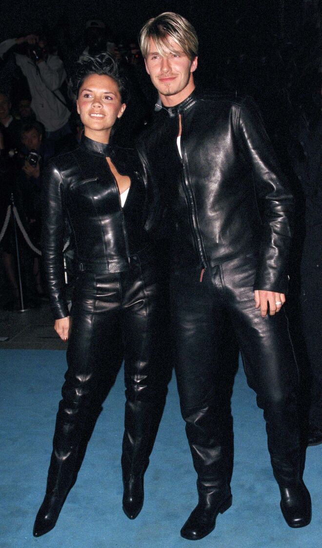 David e Victoria Beckham participam na festa de gala do 'Versace Club' em Londres, em 1999.