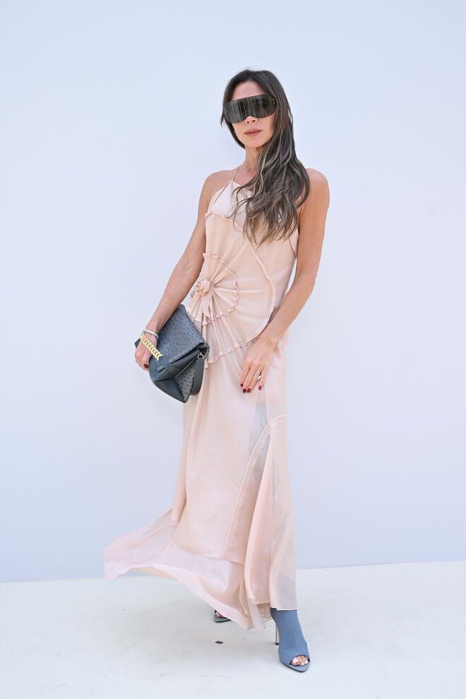 Victoria Beckham no desfile de moda "Le Chouchou" da Jacquemus no Chateau de Versailles, a 26 de junho de 2023, em Versailles, França. 