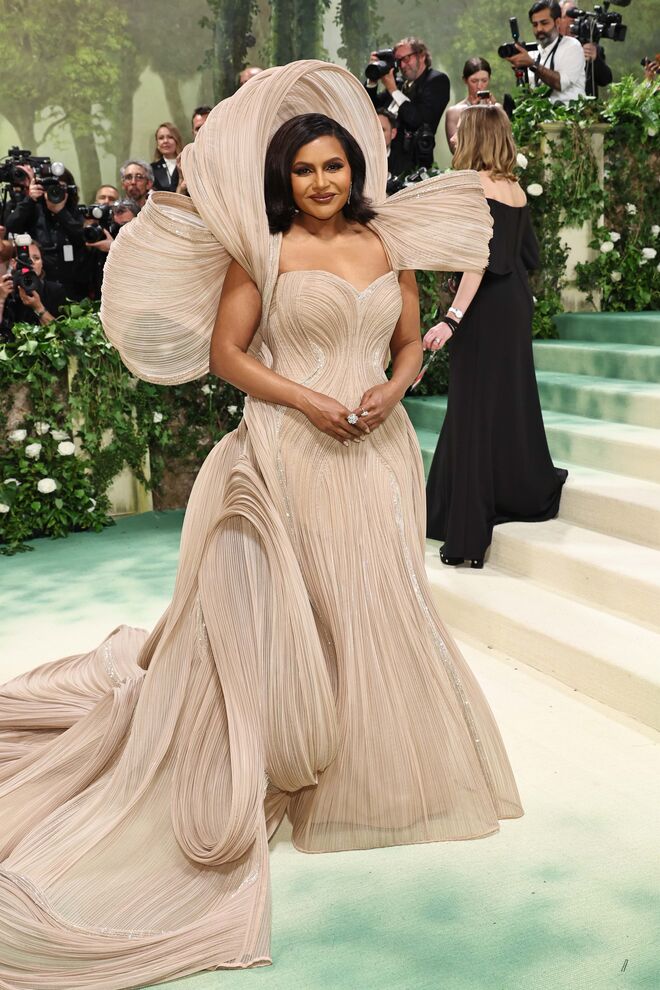 Mindy Kaling em Gaurav Gupta.