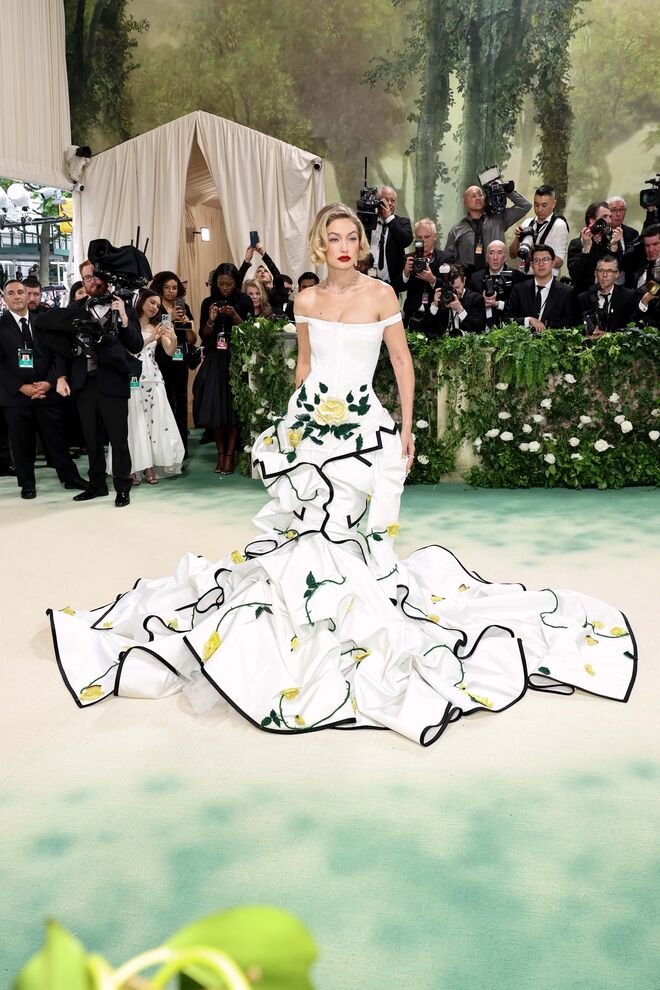 Gigi Hadid em Thom Browne.