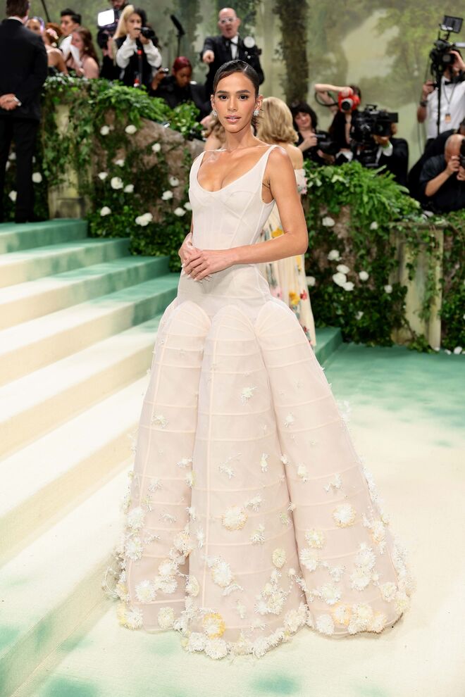 Bruna Marquezine em Tory Burch.