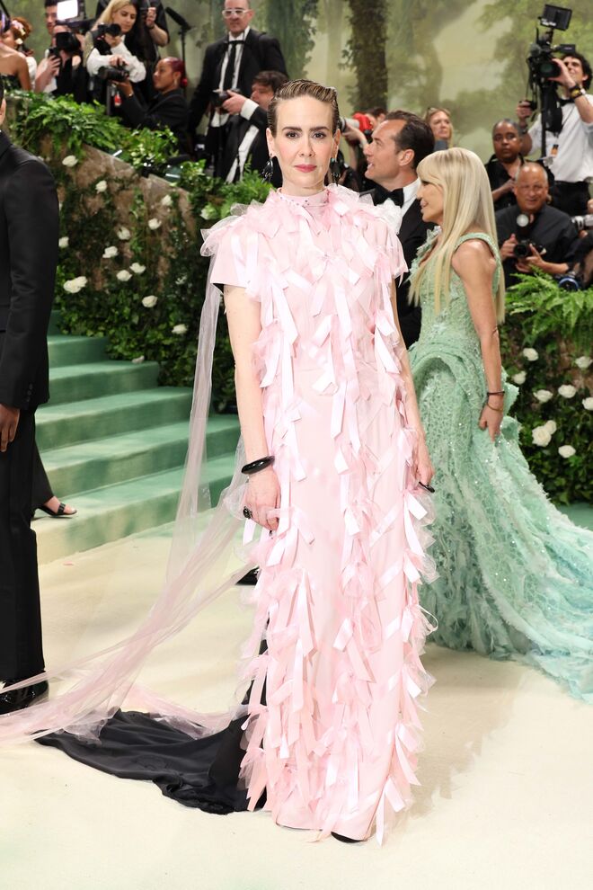 Sarah Paulson em Prada.