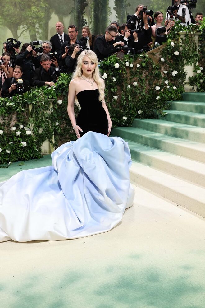 Sabrina Carpenter em Oscar de la Renta.