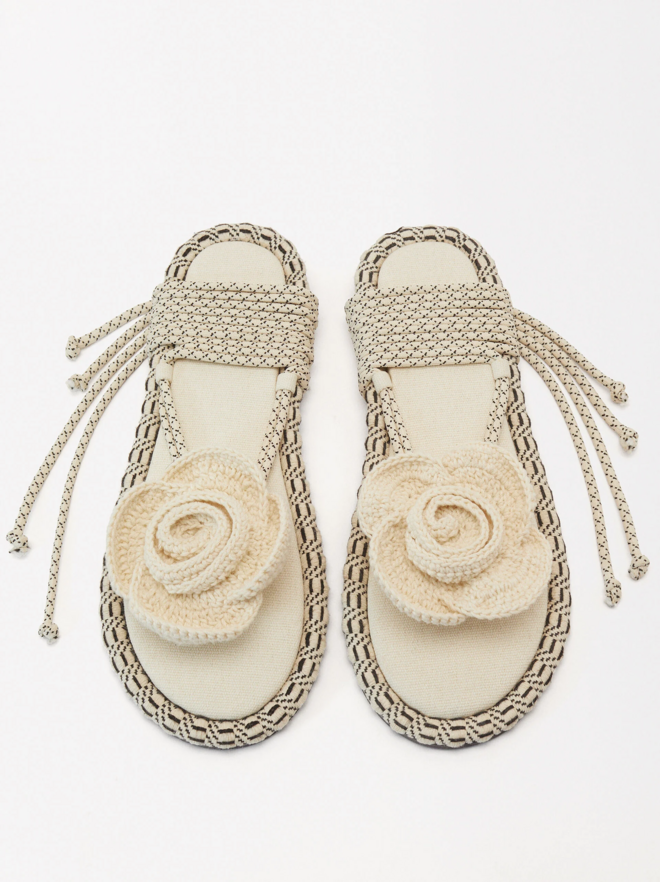 Sandálias, €32,99, Parfois.