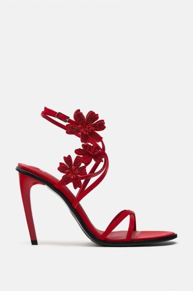 Sandálias, €59,95, Zara.