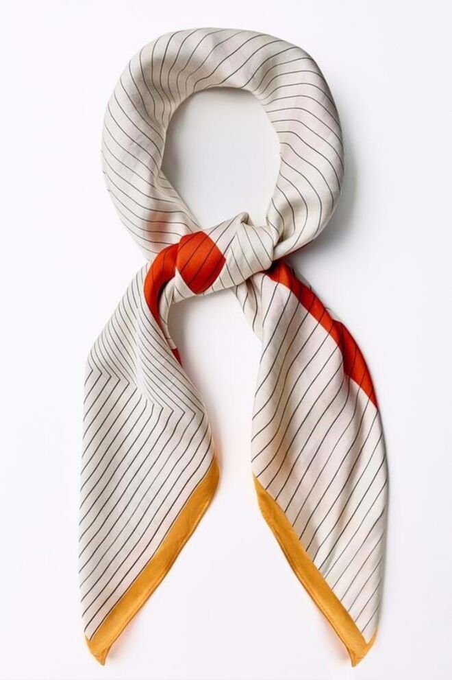 Lenço, €15,95, Zara.