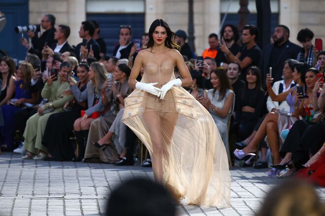 Kendall Jenner usou um modelo transparte, parte Hermès, parte Simone Rocha x Jean Paul Gaultier na Place Vêndome, em Paris, a desfilar para o Vogue World: Paris.