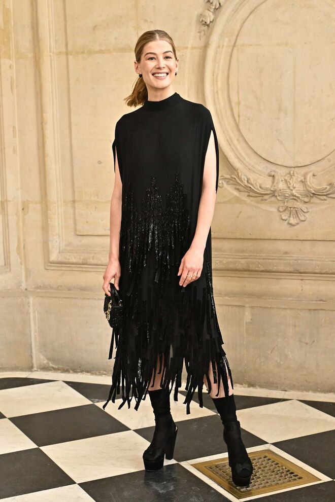 Rosamund Pike no desfile da Dior.