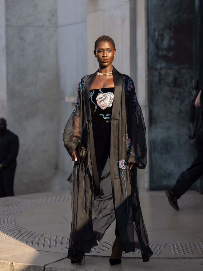 Jodie Turner-Smith no desfile da Giorgio Armani.