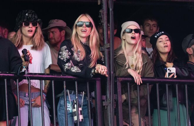 Cara Delevingne, Lady Mary Charteris, Anya Taylor-Joy e Minke assistem à performance de Avril Lavigne