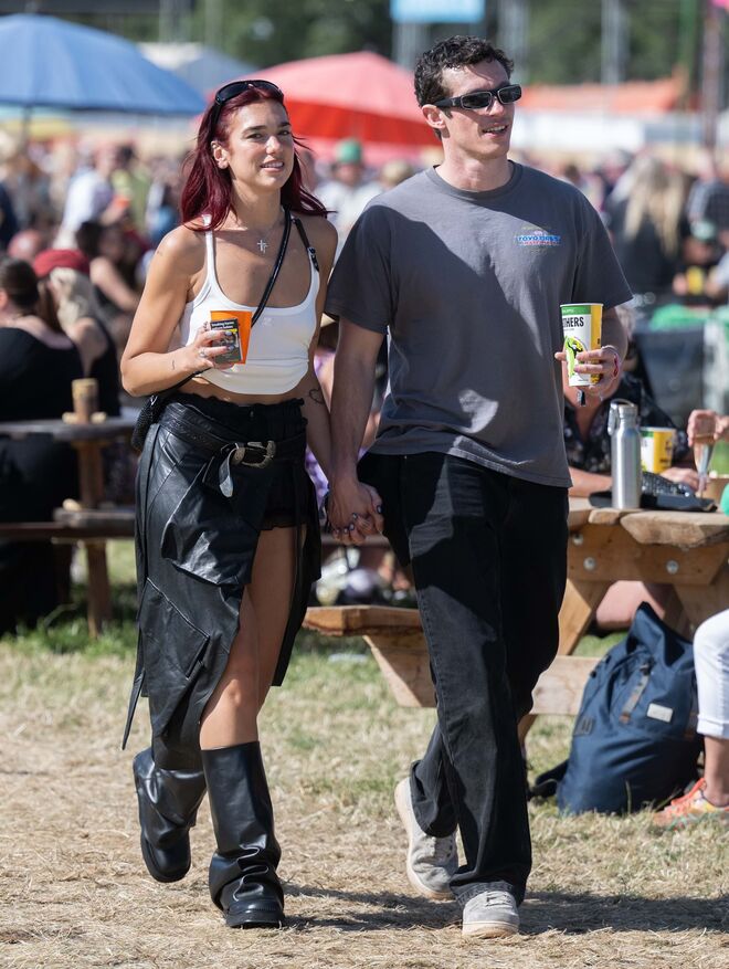 Dua Lipa, com uma saia de Ann Demeulemeester e botas do The Attico, com o namorado, o ator britânico Callum Turner.