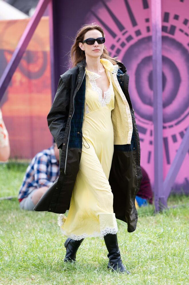 Alexa Chung com um casaco de malha Gail, um casaco de Liam Wax e uns sapatos da Barbour.