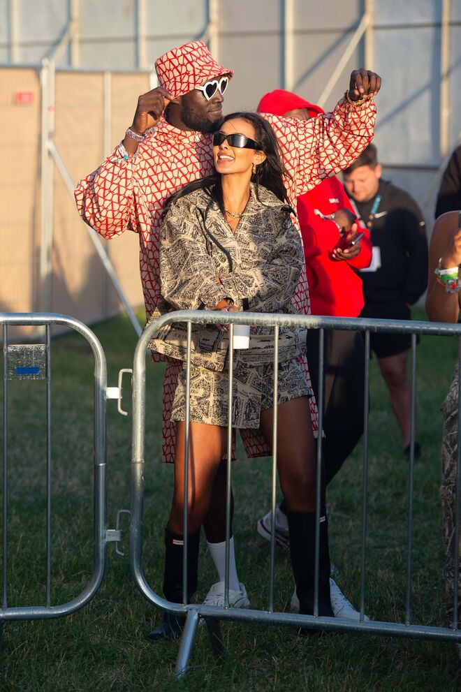 Stormzy (em Valentino) e Maya Jama com um casaco da Dior.