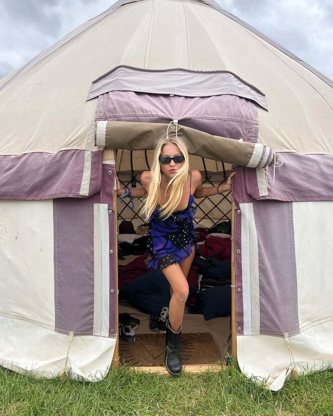 Lila Moss com um vestido de Rat & Boa.