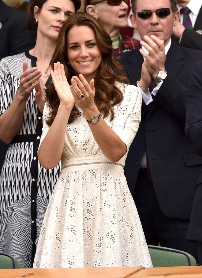 2014. Ainda o branco, neste vestido cintado com bordado inglês, um ano depois de ter dado à luz o príncipe George, o primeiro filho do casal.