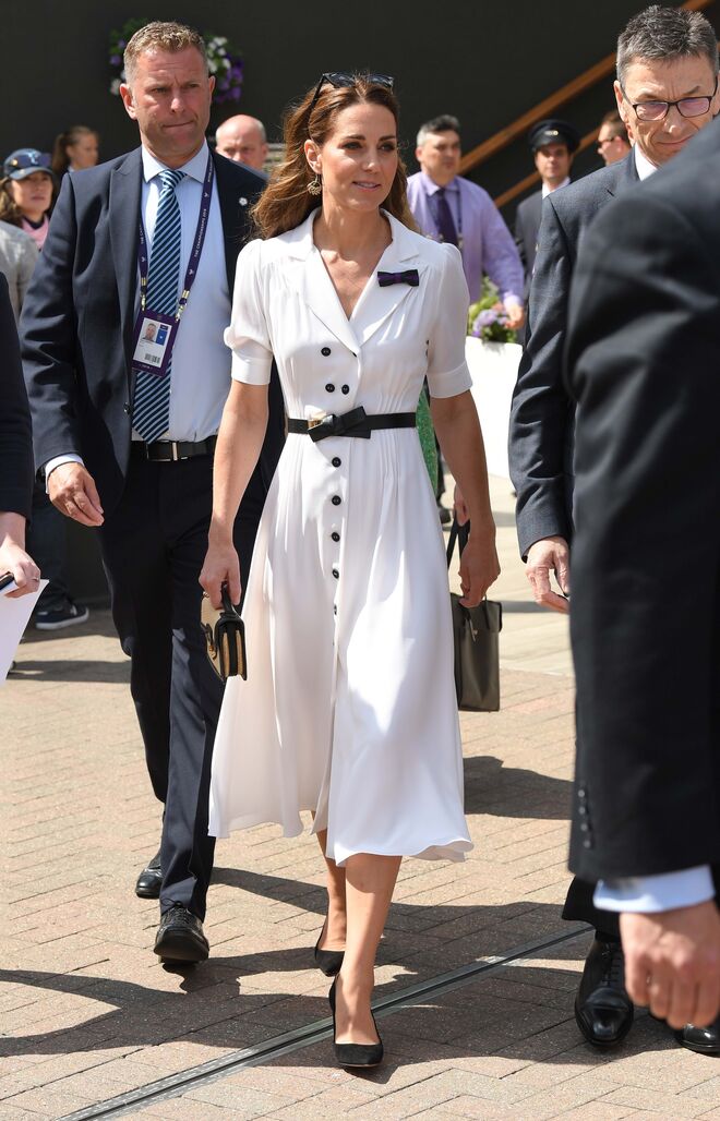 2019. Kate com um dos seus muito típicos vestidos-camiseiro.