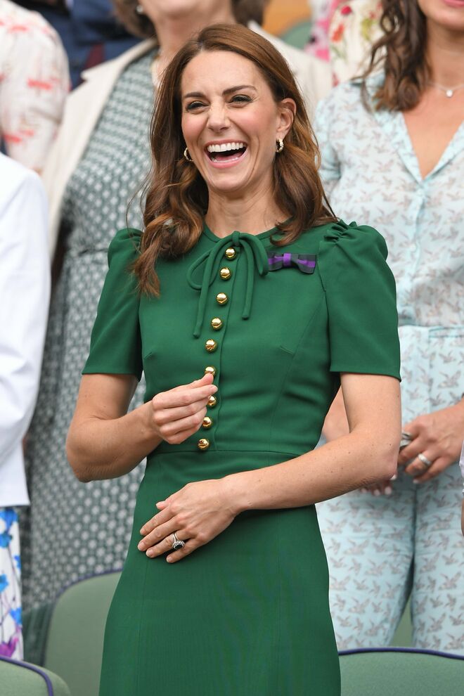 2019. A princesa num momento de boa disposição com um vestido que fica particularmente bem com as cores do All England Lawn Tennis & Croquet Club, representadas no laço que traz ao peito.