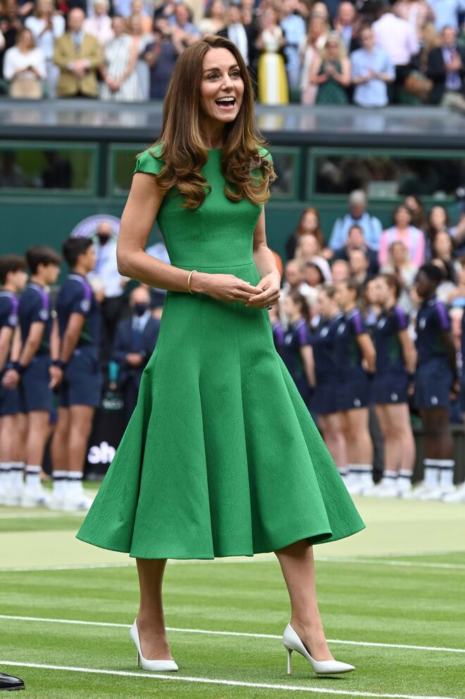2021. Kate com um elegante vestido cintado numa cor alusiva ao court de ténis.