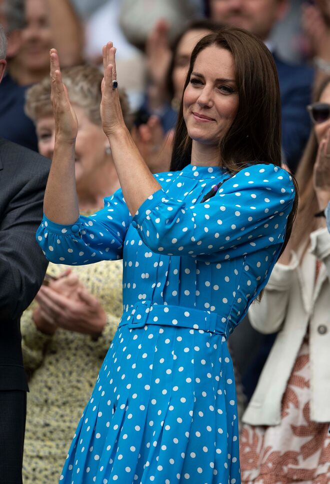 2022. Cintado, azul celeste com bolinhas brancas, um típico look Kate Middleton.