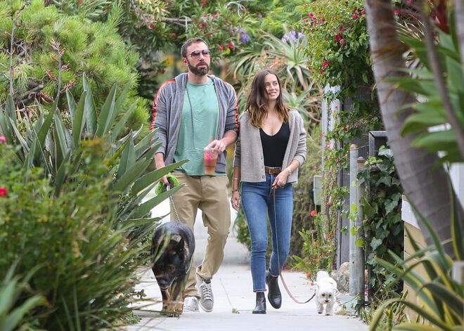 Ben Affleck e Ana de Armas. Estes dois conheceram-se em 2019, no set do filme "Deep Water", e começaram a namorar no ano seguinte e chegaram a fazer confinamentos juntos, e era frequente vê-los a passear os cães. A relação terminou pouco depois, alegadamente, porque Ana não aguentou atenção mediática e a perseguição dos paparazzi.