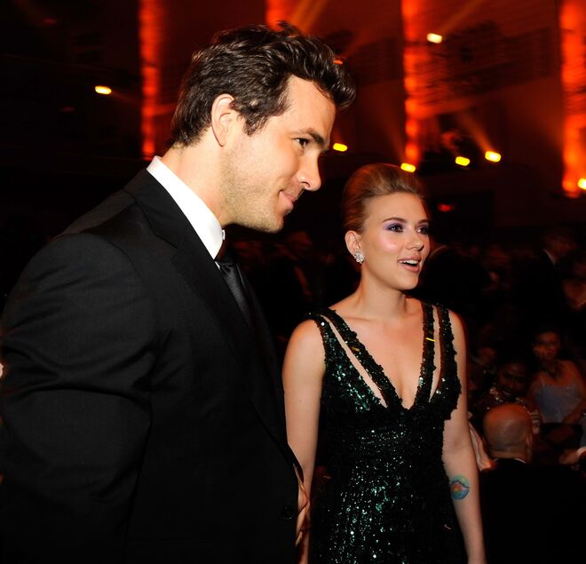 Ryan Reynolds e Scarlett Johansson. Estes dois não só namoraram como foram casados. Começaram a relação em 2007, em maio de 2008 anunciaram o noivado e em setembro casaram. Porém, em dezembro de 2010 anunciaram a separação, apresentando como motivo "diferenças irreconciliáveis" e divorciaram-se em 2011.
